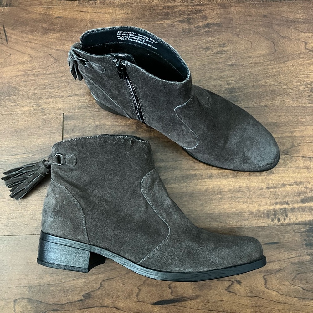 B.O.C. Suede leather ankle boots with tassels size 8 greyish/brown